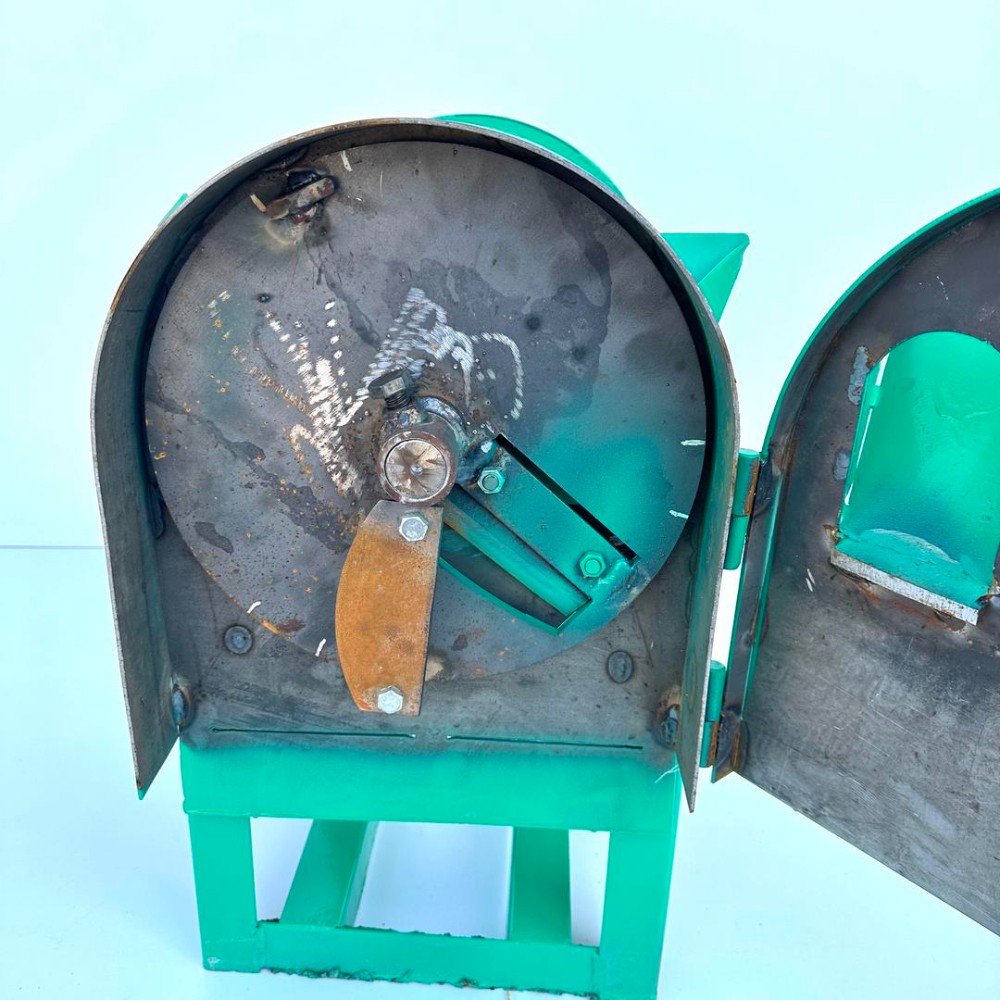 Có dao sẵn bên tron máy