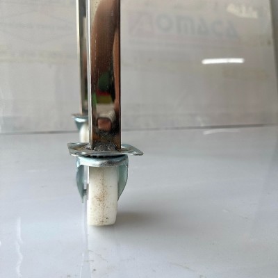 Máy có bánh xe dễ dàng di chuyển