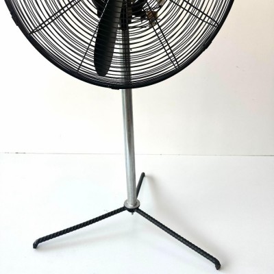 Mẫu 3 chân đen chắc chắn