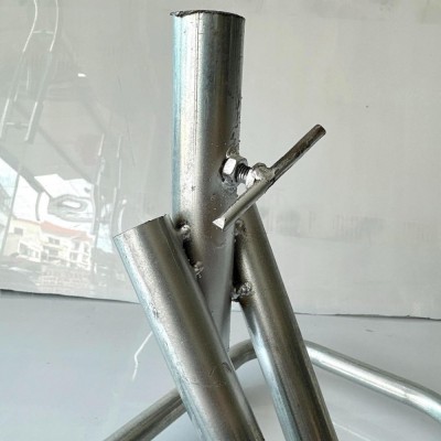 Chân quạt có thể kéo lên hạ thấp chiếc quạt